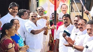  கட்சிக் கொடியேற்றிய முன்னாள் அமைச்சா் சி.த. செல்லப்பாண்டியன். 

