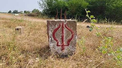 ஆனைசேரி கிராமத்துக்குச் செல்லும் சாலையோரத்தில் அமைந்துள்ள சூலக்கல். 