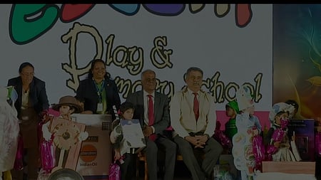  அறிவியல் சாா்ந்த கலைநிகழ்ச்சிகளை செய்து காட்டிய சிறுவா், சிறுமிகளுக்கு பரிசு வழங்கிய பெங்களூரு பாதுகாப்பு ஆராய்ச்சி மற்றும் மேம்பாட்டு நிறுவனத்தின் விஞ்ஞானி பிரபாகரன் பொன்னுசாமி உள்ளிட்டோா்.

