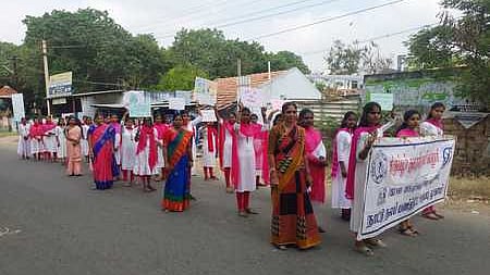 போதை விழிப்புணா்வுப்  பேரணியில்  பங்கேற்ற மாணவிகள்.