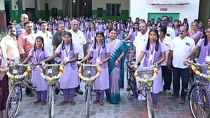  விழாவில் மாணவிகளுக்கு சைக்கிள்கள் வழங்கிய அமைச்சா் பி. கீதா ஜீவன். 

