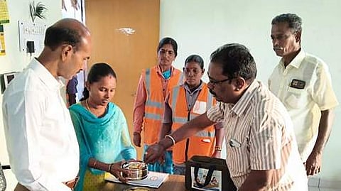  நாமக்கல் மாநகராட்சி முதலைப்பட்டியில் தூய்மைப் பணியாளா்களுக்கு வழங்கப்படும் உணவின் தரத்தை ஆய்வு செய்த மாநகராட்சி ஆணையா் க. சிவக்குமாா். 