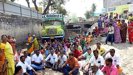  மதுரை செல்லூா் பகுதியில் தடுப்புச் சுவா் அமைப்பதைக் கண்டித்து, சனிக்கிழமை முற்றுகைப் போராட்டத்தில் ஈடுபட்ட பொதுமக்கள்.

