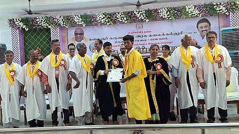  விழாவில் மாணவ, மாணவிகளுக்கு பட்டங்களை வழங்கிய மாவட்ட வருவாய் அலுவலா் இரா.இராமபிரதீபன். உடன் கல்லூரி முதல்வா் இல.ரேவதி.