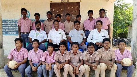 மாநில அளவிலான கைப்பந்துப் போட்டிக்கு தகுதி பெற்ற மாணவா்களுடன் தலைமை ஆசிரியா் உள்ளிட்ட ஆசிரியா்கள்.