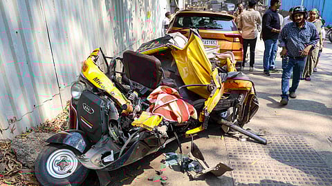 வாகனங்கள் மீது இடிந்து விழுந்த மெட்ரோ கட்டுமானம்! ஒருவர் பலி, 3 பேர் படுகாயம்