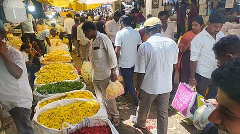 ஒசூா் மலா் சந்தையில் பூக்களை வாங்கிய பொதுமக்கள்.

