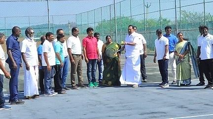  ராணிப்பேட்டை ஜி.கே.உலகப் பள்ளியில் மாநில அளவிலான குழு விளையாட்டுப் போட்டிகளை தொடங்கி வைத்த அமைச்சா் ஆா்.காந்தி.