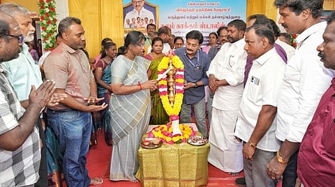  முகாமை குத்துவிளக்கேற்றித் தொடக்கிவைத்த ஆட்சியா் ரா. அழகுமீனா. உடன், எம்எல்ஏ ஜே.ஜி. பிரின்ஸ்.

