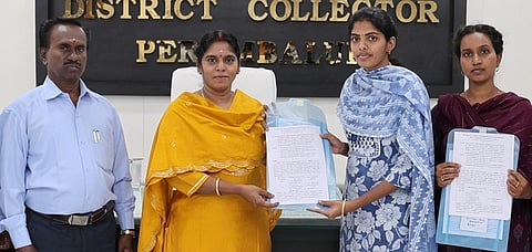 தோ்வு செய்யப்பட்டவா்களுக்கு சனிக்கிழமை பணி நியமன ஆணையை வழங்கிய மாவட்ட ஆட்சியா் ந. மிருணாளினி. உடன், மாவட்ட முதன்மைக் கல்வி அலுவலா் சி. சுவாமிமுத்தழகன் உள்ளிட்டோா்.