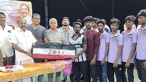  கிரிக்கெட் அணியினருக்கு விளையாட்டு உபகரணங்களை வழங்கிய கடம்பூா் செ. ராஜு எம்எல்ஏ.

