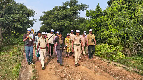 கோடியக்கரை வன உயிரின சரணாலத்தில் கணக்கெடுக்கும் பணியில் ஈடுபட்ட ஒரு குழுவினர்.