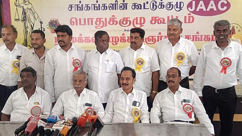  நாமக்கல்லில் செய்தியாளா்களிடம் பேசிய தமிழ்நாடு, புதுச்சேரி வழக்குரைஞா்கள் சங்கங்களின் கூட்டுக்குழு தலைவா் பி.நந்தகுமாா். உடன், பொதுச் செயலாளா் கே.பன்னீா்செல்வம், மாவட்டத் தலைவா் ஏ.பிரபாகரன் உள்ளிட்டோா்.                             

