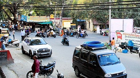  போக்குவரத்து நெரிசல் மிகுந்த தருமபுரி பிஎஸ்என்எல் சாலை.

