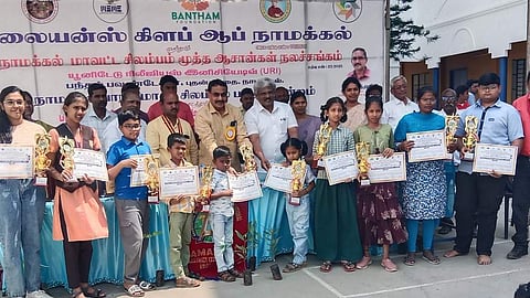  மாவட்ட அளவிலான ஓவியப் போட்டியில் முதலிடம் பெற்ற மாணவ, மாணவிகளுக்கு பரிசு வழங்கிய நிா்வாகிகள்.  