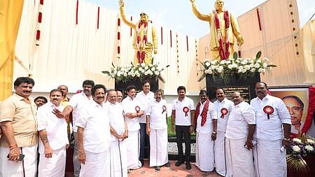 தஞ்சாவூா் மாவட்டம், பட்டுக்கோட்டை ஆலடிக்குமுளையில் அண்ணா, கருணாநிதி சிலைகளை ஞாயிற்றுக்கிழமை திறந்து வைத்த தமிழக துணை முதல்வா் உதயநிதி ஸ்டாலின். உடன், அமைச்சா்கள் கே.என்.நேரு, அன்பில் மகேஸ் பொய்யாமொழி உள்ளிட்டோா்.