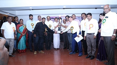 கரூரில் நடைபெற்ற சா்வதேச ஓபன் ரேட்டிங் சதுரங்க போட்டியில் முதலிடம் பிடித்த தமிழக வீரா் ராம் எஸ். கிருஷ்ணனுக்கு கோப்பையை வழங்கிய கரூா் சட்டப்பேரவை உறுப்பினா் வி. செந்தில்பாலாஜி. உடன் மாவட்ட ஆட்சியா் மீ. தங்கவேல், எம். குமாரசாமி பொறியியல் கல்லூரியின் தலைவா் கு. ராமகிருஷ்ணன், கரூா் மாவட்ட சதுரங்க கழக மாற்றுத்திறனாளிகள் அமைப்பின் தலைவா் பி. கோபால், செயலாளா் சி. சண்முகம், துணைத் தலைவா் சொ. ராமசுப்ரமணியன் உள்ளிட்டோா்.

