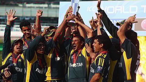 கோப்பையுடன் பாகிஸ்தான் வீரர்கள்.