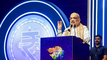 குஜராத் தலைநகா் காந்திநகரில் ஞாயிற்றுக்கிழமை நடைபெற்ற நிகழ்ச்சியில் பேசிய மத்திய உள்துறை அமைச்சா் அமித் ஷா.