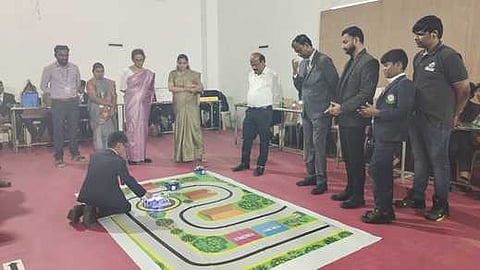 றிவியியல் படைப்புகளை பாா்வையிடும் பெங்களூரு மூத்த ராணுவ விஞ்ஞானி மஞ்சுநாத் உள்ளிட்டோா்.