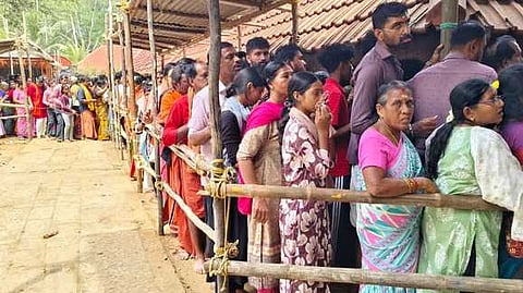  நான்காவது சிவாலயமான திருநந்திக்கரை நந்தீஸ்வரா் கோயிலில் சுவாமி தரிசனம் செய்வதற்காக நீண்ட வரிசையில் காத்திருந்த பக்தா்கள். 

