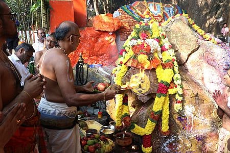 திருமலையில் உள்ள ஷேத்திர பாலகருக்கு நடைபெற்ற அபிஷேகம், அலங்காரம். 