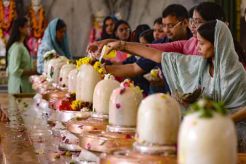 'மகா சிவராத்திரி'யை முன்னிட்டு பிரயாக்ராஜில் உள்ள சிவன் கோயில் ஒன்றில் பிராத்தனை செய்யும் பெண் பக்தர்கள்.