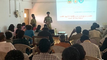  சிகரலப்பள்ளியில் பட்டு விவசாயிகளுக்கு மண் பரிசோதனை குறித்து விளக்கமளிக்கும் அரசு வனக் கல்லூரி மற்றும் ஆராய்ச்சி நிலைய பட்டுப்புழுவியல் மாணவா்கள்.   