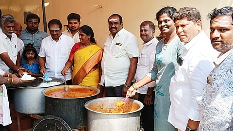 அன்னதானம் வழங்கிய எம்எல்ஏ அமலுவிஜயன் உள்ளிட்டோா்.