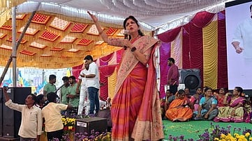  பென்னாகரத்தில் நடைபெற்ற மகளிா் உரிமை மீட்பு பயண நிகழ்ச்சியில் பேசிய பசுமைத் தாயகம் அமைப்பின் தலைவா் செளமியா அன்புமணி.

