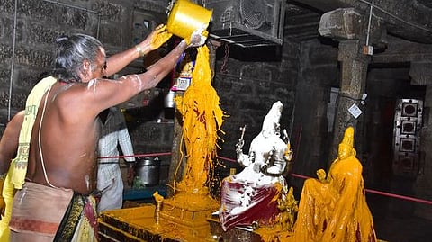 சாந்தநாதசுவாமி கோயிலில் சிவராத்திரியை முன்னிட்டு உற்சவா்களுக்கு நடைபெற்ற அபிஷேகம். நிகழ்ச்சியில் பங்கேற்ற பக்தா்கள்.

