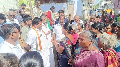  எம்எல்ஏவை முற்றுகையிட்டு கேள்வி எழுப்பிய ஊத்துமலை கிராம மக்கள்.

