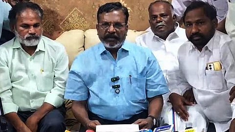 சிதம்பரத்தில் செய்தியாளா்களுக்கு பேட்டியளித்த விசிக தலைவா் தொல்.திருமாவளவன் எம்.பி.