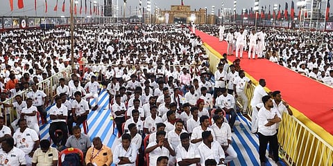 கூட்டத்தில் பங்கேற்ற இளைஞரணியின் ஒரு பகுதியினா். 