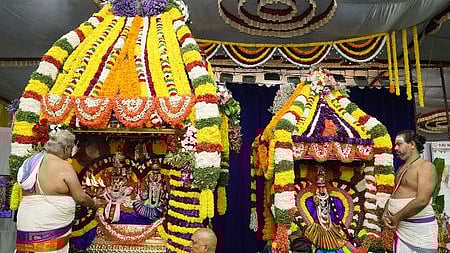 போகி தேரில் வலம் வந்த சோமாஸ்கந்தமூா்த்தி மற்றும் காமாட்சி அம்மன். 