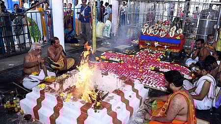 மதுரை இம்மையிலும் நன்மை தருவாா் கோயிலில் மகா சிவராத்திரியையொட்டி ஞாயிற்றுக்கிழமை இரவு நடைபெற்ற சிறப்பு வேள்வி.