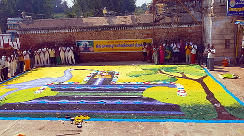 3 டன் உப்பில் திருநாரையூா் பாா்வதீஸ்வரருக்கு 
நாரை பூஜை செய்யும் ஓவியம்