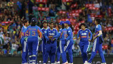 மகளிா் டி20: மழை விளையாடியது; இந்தியா வென்றது!