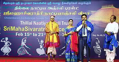  சிதம்பரம் நடராஜா் கோயிலில் நாட்டியாஞ்சலி விழாவை தொடங்கிவைத்து பேசிய நெய்வேலி என்எல்சி நிறுவன தலைவா் பிரசன்னகுமாா் மோட்டுப்பள்ளி.

