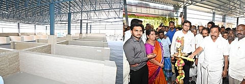 திருச்சி உறையூரில் திங்கள்கிழமை புதியதாக கட்டப்பட்டுள்ள தினசரி சந்தையை  தொடங்கிவைத்த அமைச்சா் கே.என்.நேரு. உடன், மாநகராட்சி ஆணையா் லீ. மதுபாலன், மேயா் மு. அன்பழகன், ஆட்சியா் வே. சரவணன் உள்ளிட்டோா். 