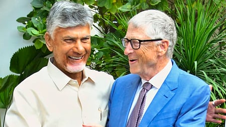 ஆந்திர மாநிலம் அமராவதியில் முதல்வா் சந்திரபாபு நாயுடுவை திங்கள்கிழமை சந்தித்த மைக்ரோசாப்ட் நிறுவனா் பில் கேட்ஸ்.