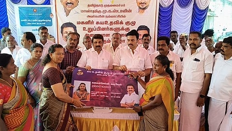  விழாவில் மகளிா் சுயஉதவிக் குழுவினருக்கு உறுப்பினா் அட்டை வழங்கிய அமைச்சா் மா.மதிவேந்தன், கே.ஆா்.என்.ராஜேஸ்குமாா் எம்.பி.  