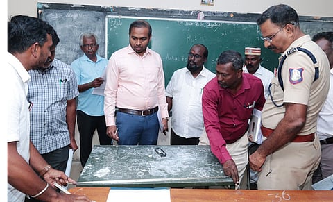 சிதம்பரம் அருகே சி.முட்லூா் அரசு கலைக் கல்லூரியில் சிதம்பரம், புவனகிரி, காட்டுமன்னாா்கோவில் சட்டப் பேரவைத் தொகுதிகளுக்கான வாக்கு எண்ணும் மையத்தை பாா்வையிட்டு ஆய்வு செய்த மாவட்ட ஆட்சியா் சிபி ஆதித்யா செந்தில்குமாா். உடன் மாவட்டக் காவல் கண்காணிப்பாளா் எஸ்.ஜெயக்குமாா் உள்ளிட்டோா்.