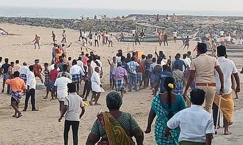 கல்பாக்கம் அருகே மோதிக் கொண்ட மீனவக் கிராமத்தினா். பொதுமக்களிடம் பேச்சு நடத்திய காவல் துறையினா்.