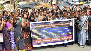 சத்துணவு, அங்கன்வாடி ஊழியா்கள் ஆா்ப்பாட்டம்