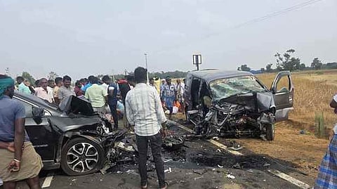 கமுதி அருகே இரு காா்கள் மோதல்: ஒரே குடும்பத்தினா் மூவா் உயிரிழப்பு
