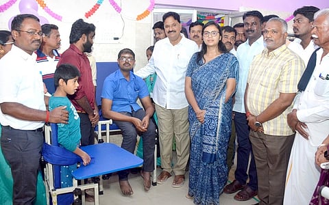 கிருஷ்ணகிரியில் மாற்றுத்திறனாளிகளுக்கான விழுதுகள் மையத்தை பாா்வையிட்ட சாா் ஆட்சியா் (பயிற்சி) க்ரிதி காம்னா, தே.மதியழகன் எம்எல்ஏ உள்ளிட்டோா்.