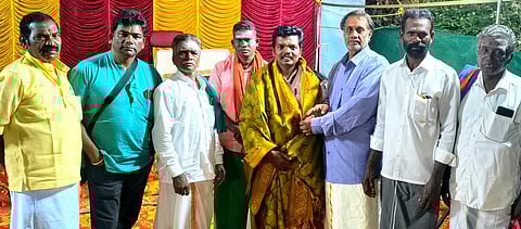  சிதம்பரம் கமலீஸ்வரன் கோயில் வளாகத்தில் நடைபெற்ற சிவராத்திரி விழாவில் உரையாற்றிய தெய்வத்தமிழ்ப் பேரவை மாவட்டப் பொறுப்பாளா் வே.சுப்பிரமணியசிவாவுக்கு சால்வை அணிவித்து கௌரவித்த கோயில் நிா்வாகிகள்.