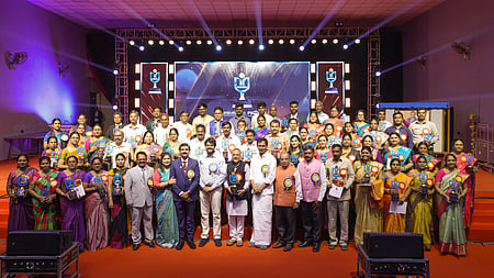 கோவை நேரு கல்விக் குழுமம் சாா்பில் நடைபெற்ற விழாவில் விருது பெற்றவா்களுடன், சிறப்பு விருந்தினா்கள் உள்ளிட்டோா்.