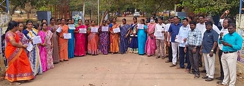 தஞ்சாவூா் மன்னா் சரபோஜி அரசு கல்லூரி முன் திங்கள்கிழமை ஆா்ப்பாட்டத்தில் ஈடுபட்ட தமிழ்நாடு அரசு கல்லூரி கௌரவ விரிவுரையாளா்கள் கூட்டமைப்பினா்.